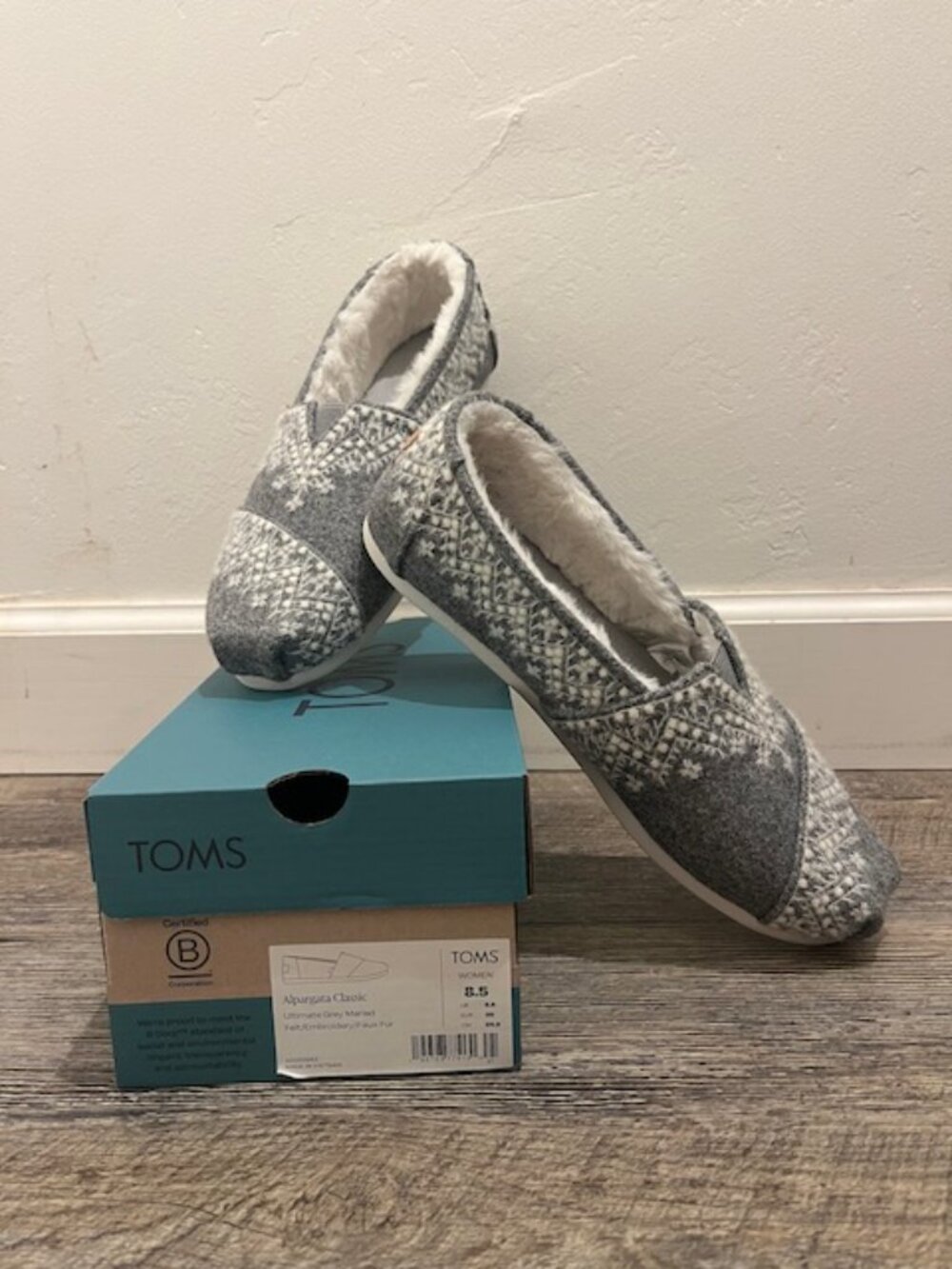 TOMS size 8.5 Felted Apargata Classic with Embroidery - Picture 2 of 8
